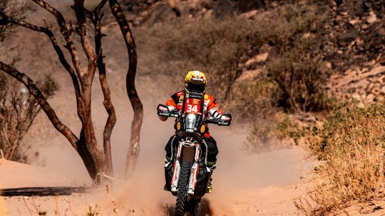 Dakar 2026. Continuă odiseea lui Mani Gyenes în raliul saudit, unde Dacia Sandriders a pătruns cu toate echipajele în Top 10, dar a pierdut primul loc