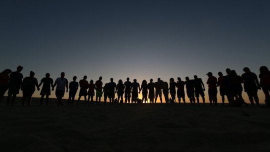 Ce îi îngrijorează pe tinerii români: costul vieții, instabilitatea politică și corupția