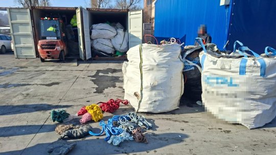 Două containere cu 40 de tone de deșeuri, depistate în Portul Constanța