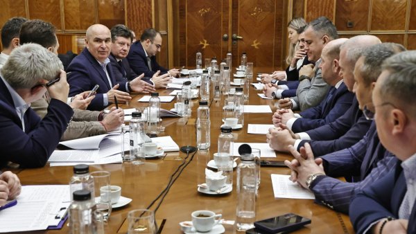 Premierul Bolojan, consultări cu BNR și autoritățile locale pentru bugetul 2026