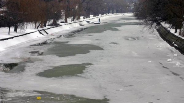 Maramureş: se intervine pentru îndepărtarea gheţii de la podul de pe pârâul Valea Cerbovii