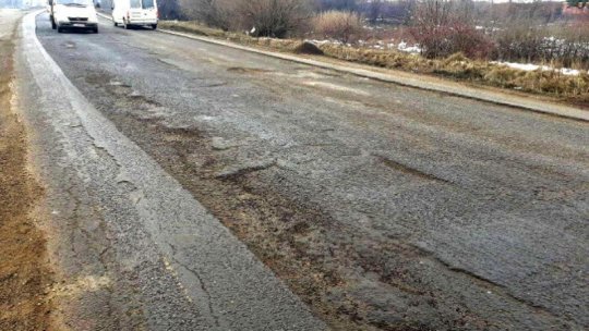 Mehedinți: Zeci de autovehicule sunt avariate din cauza gropilor