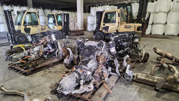 Portul Constanța: Polițiștii au găsit 11 vehicule furate, dezmembrate și pregătite pentru a fi exportate