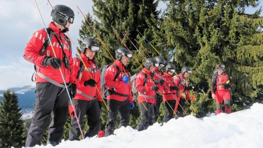 Două persoane au fost găsite decedate pe munte, iar aproape 100 au fost salvate