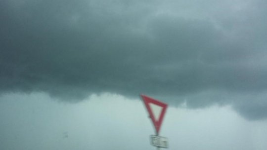 Aproape toată ţara se află sub avertizări de vreme rea