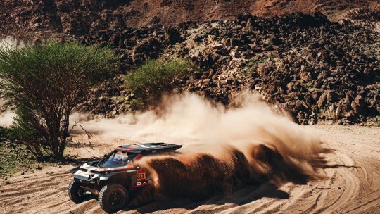 Dacia Sandriders a urcat pe podium, după etapa a cincea a raliului Dakar 2026. Continuă concursul şi motardul Emanuel Gyenes
