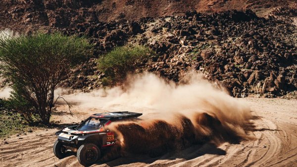 Dacia Sandriders a urcat pe podium, după etapa a cincea a raliului Dakar 2026. Continuă concursul şi motardul Emanuel Gyenes