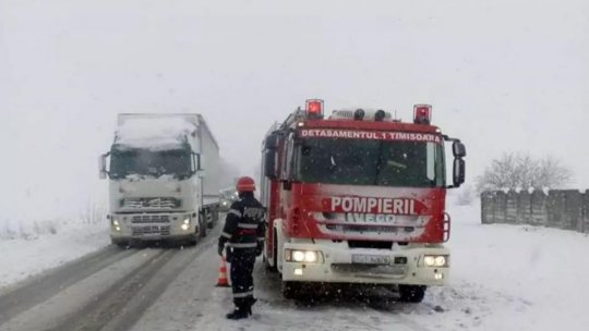 Viscolul şi zăpada îngreunează traficul pe şoselele din ţară