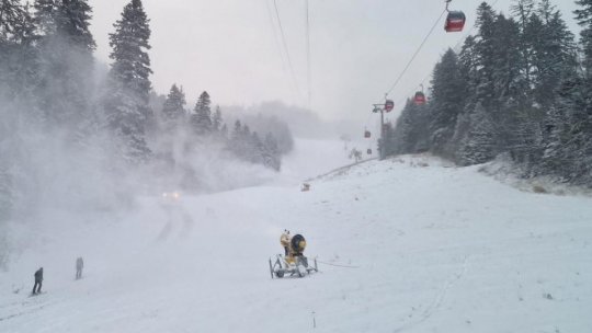 Pe pârtiile din Poiana Braşov există doar zăpadă artificială, atrag atenţia autorităţile