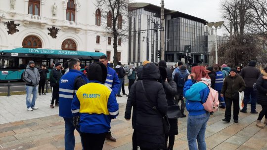 Galați: Protest al siderurgiștilor în fața Prefecturii I VIDEO