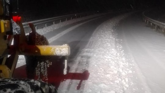 Drumuri închise, curse aeriene deviate, cursuri suspendate în școli