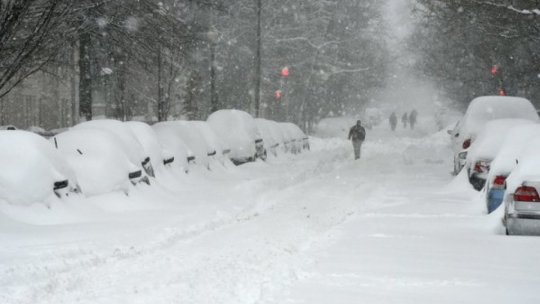 Ninge în continuare abundent în Bucureşti şi în sudul ţării