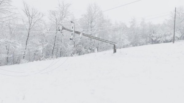 Harghita: Peste 2.200 de gospodării, fără curent electric din cauza vântului