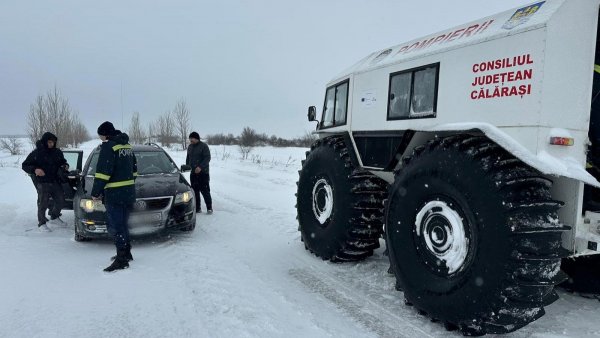 UPDATES: Drumuri închise și zboruri întârziate din cauza viscolului