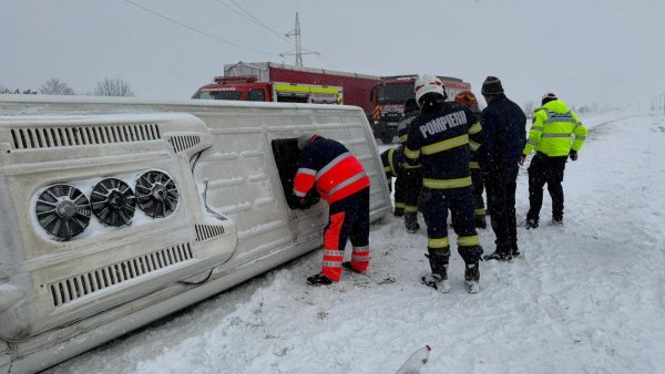 Giurgiu: Un microbuz cu pasageri s-a răsturnat pe DN5
