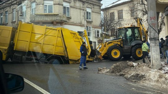 Galați: Mașină căzută într-o groapă apărută în asfalt
