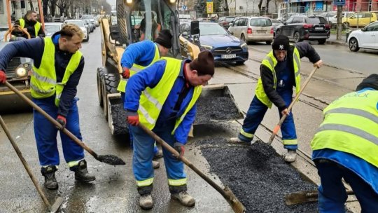 Ce spune Primăria Capitalei despre gropile din asfalt apărute după ninsori