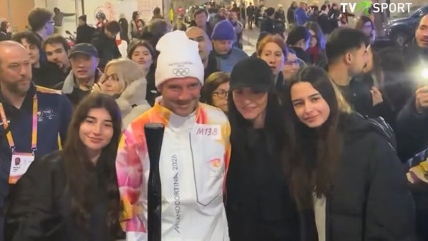 VIDEO Cristian Chivu a purtat torța olimpică, pe străzile din Milano