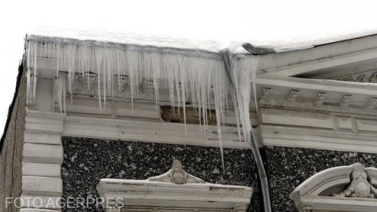 Proprietarii au obligația să îndepărteze țurțurii de gheață formați la nivelul acoperișurilor