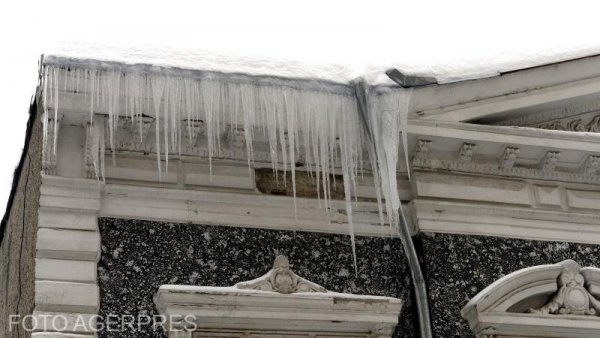 Proprietarii au obligația să îndepărteze țurțurii de gheață formați la nivelul acoperișurilor