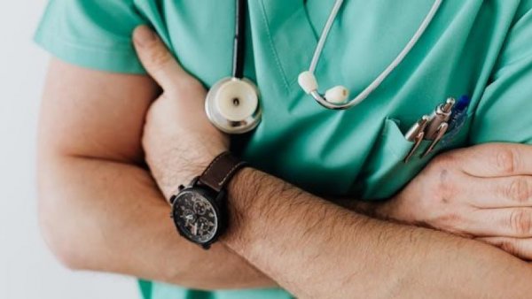 AUR a depus un proiect de lege pentru recunoaşterea gărzilor medicale ca vechime în muncă