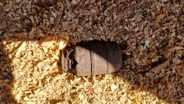 Harghita: Grenadă de mână descoperită în curtea unei case din Livezi-Ciuc