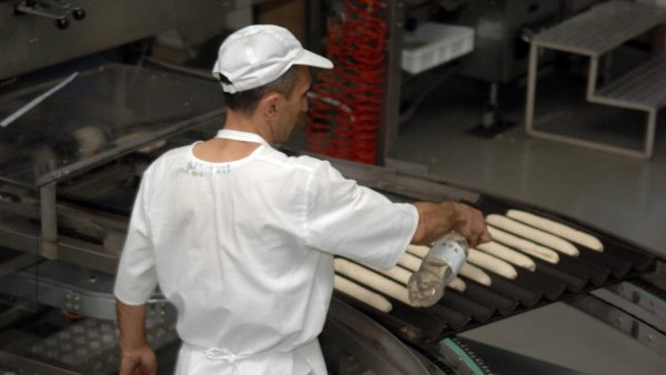 Prețul la pâine, salamuri și lactate „prezintă un risc mai mare de majorare”