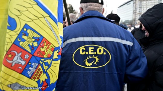 Angajaţi ai Complexului Energetic Oltenia, protest în faţa sediului companiei din Târgu Jiu