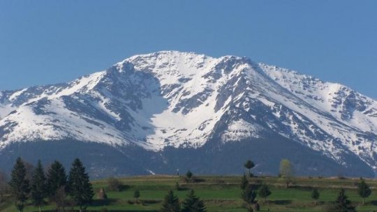 În Munții Rodnei, grupuri de turiști intră cu snowmobilele pe trasee interzise