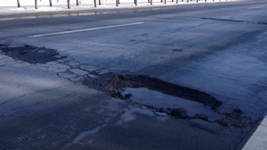 Gropile din asfalt cresc numărul accidentelor uşoare