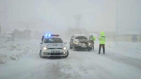 În județul Buzău ninge abundent și viscolește puternic