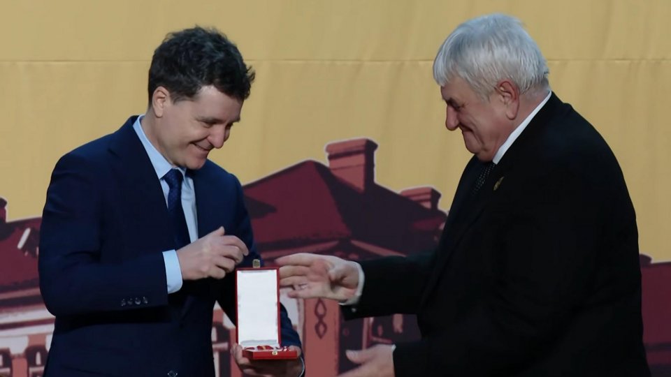 Președintele Nicușor Dan a decorat Colegiul Național Unirea din Focșani la 160 de ani de la înființare