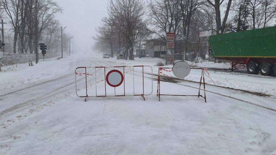 Drumuri închise, avioane deviate, cursuri suspendate în școli