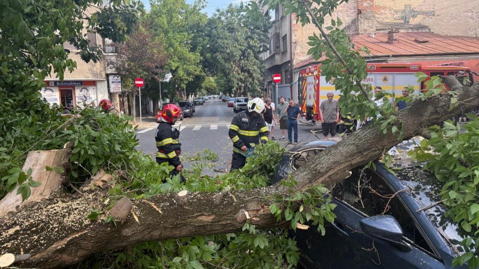 Patru răniți în București ș Argeș din cauza vântului puternic