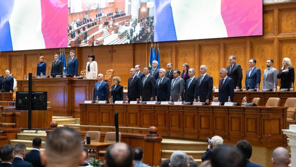 Guvernul și-a asumat răspunderea în Parlament pe legea care taie pensiile magistraților