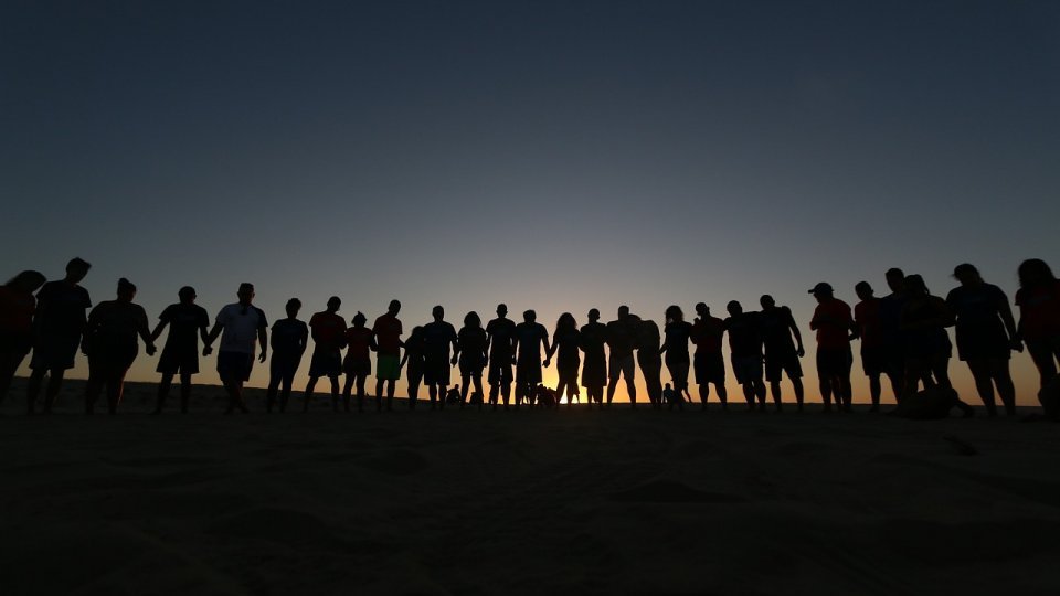 Ce îi îngrijorează pe tinerii români: costul vieții, instabilitatea politică și corupția