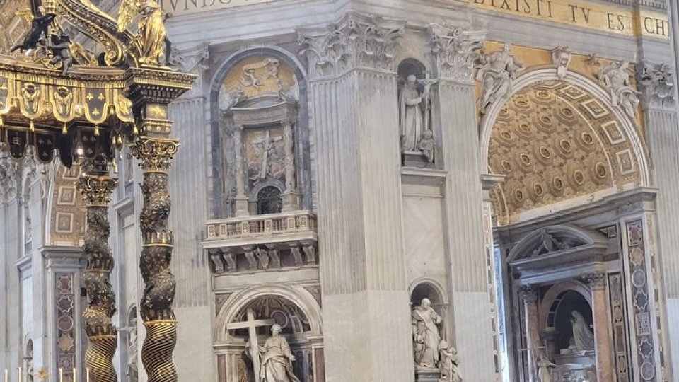Zeci de mii de oameni îi aduc un ultim omagiu Papei Francisc
