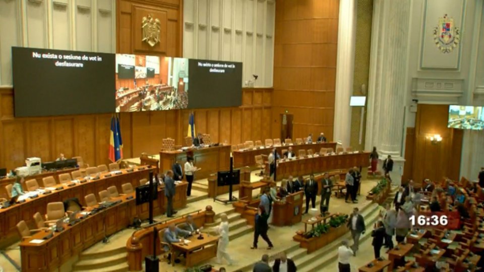 Cele patru moţiuni de cenzură depuse în Parlament au fost respinse prin vot