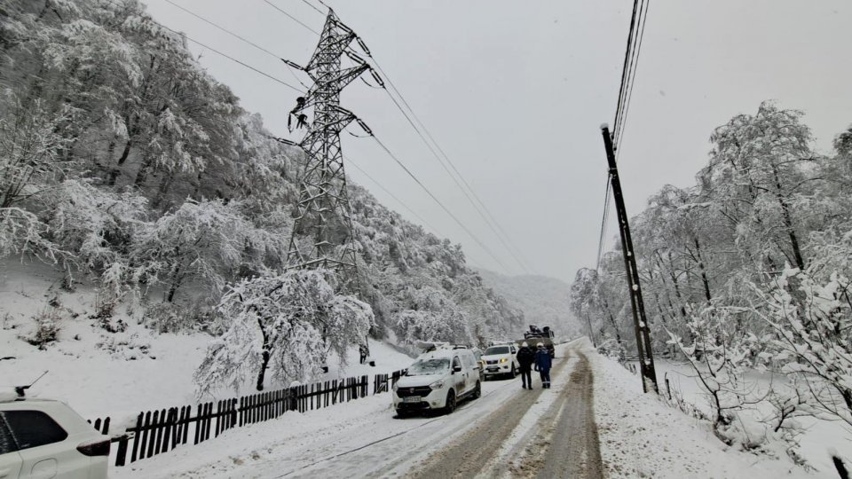 Locuințe fără curent electric și școli închise