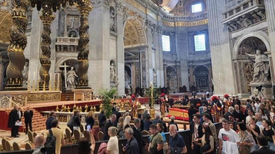 Lumea și-a luat adio de la Papa Francisc