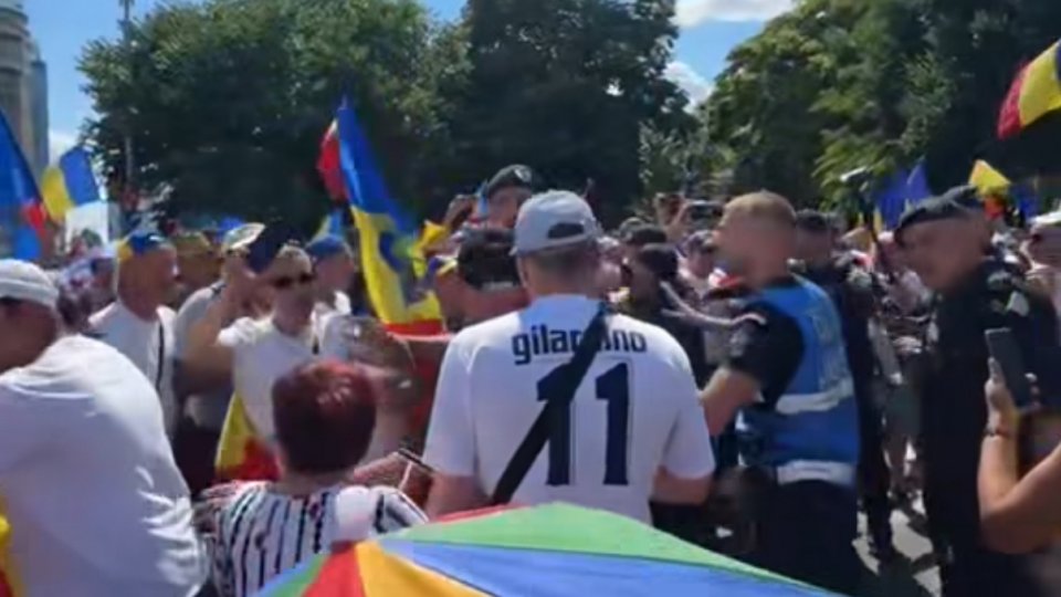Câteva sute de manifestanţi protestează în Piaţa Victoriei din Bucureşti