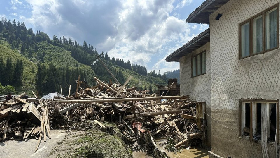 Peste 500 de locuinţe au fost afectate de inundații la Broşteni, județul Suceava