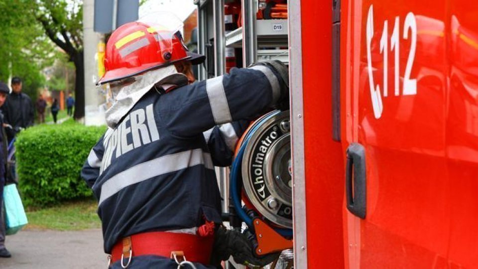 Incendiu la un centru comercial din Arad