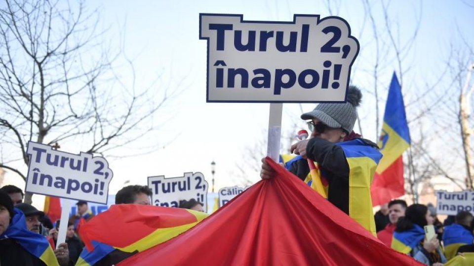 Un bărbat protestează pe acoperişul clădirii în care se află ICCJ