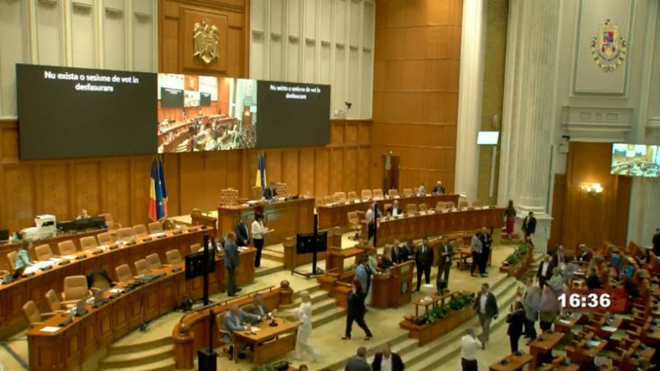 O moțiune de cenzură la adresa Guvernului, prezentată luni în Parlament