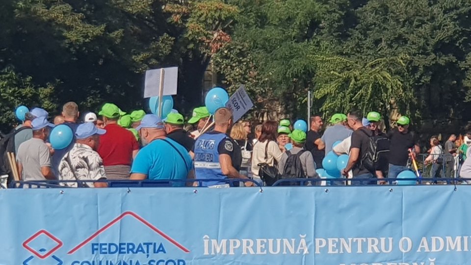 Mii de sindicalişti din administraţia publică locală participă la un protest