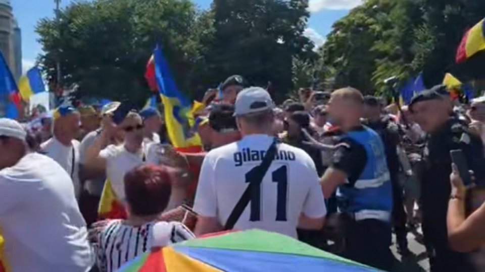 Protest cu sute de persoane în Piața Victoriei