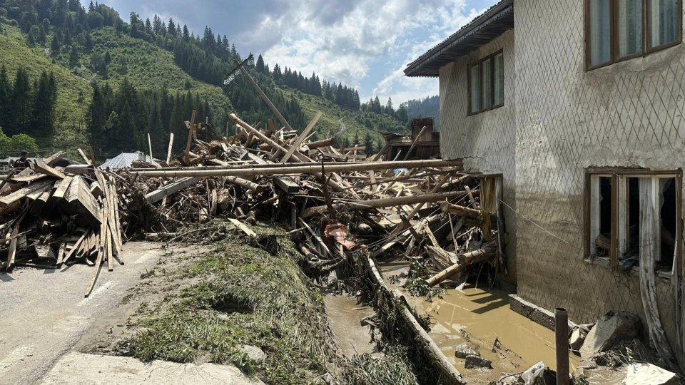 Oraşul Broşteni, județul Suceava, intră în stare de alertă după inundaţiile de duminică