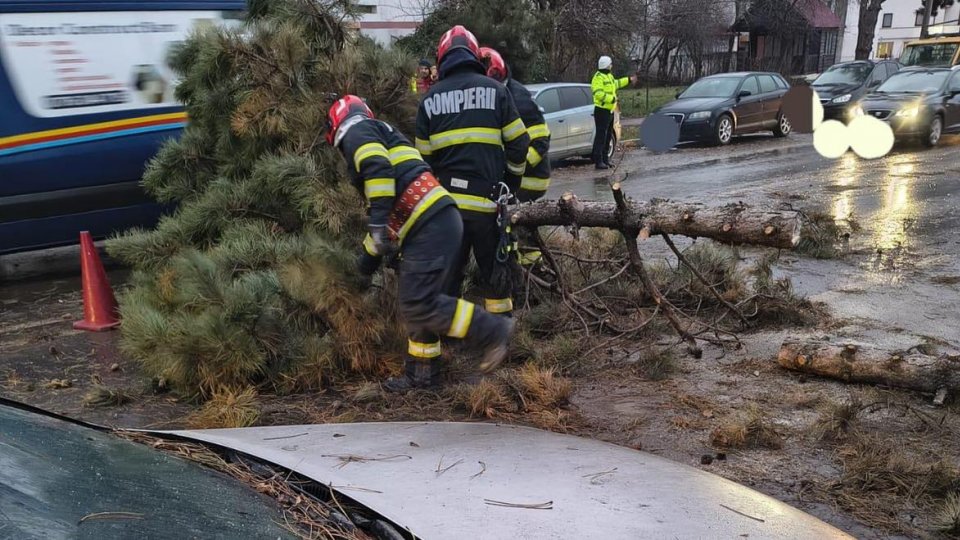 Vânt puternic și viscol: pagube în mai multe județe