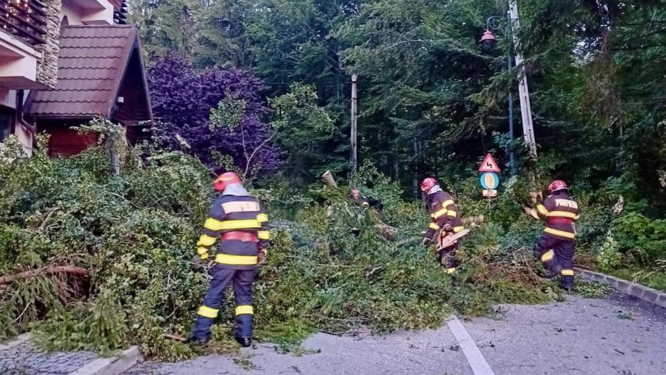 Furtunile au făcut ravagii în capitală şi în mai multe judeţe